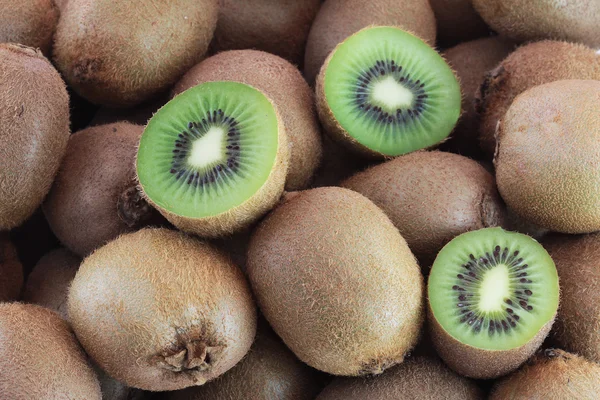 Noen ferske kiwifrukter – stockfoto