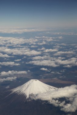 Bulutlarda enshrouded fuji Dağı