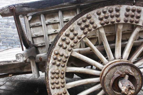 Gammal, trä, rustik vagn rullar — Stockfoto
