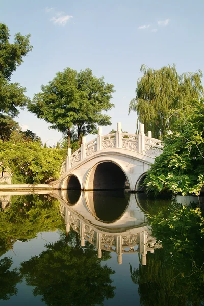 Fehér ívelt hídon a parkokban — Stock Fotó