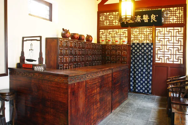 Loja de medicina chinesa muito antiga em Jinan Fotos De Bancos De Imagens Sem Royalties