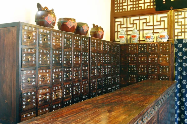 Loja de medicina chinesa muito antiga em Jinan Fotos De Bancos De Imagens