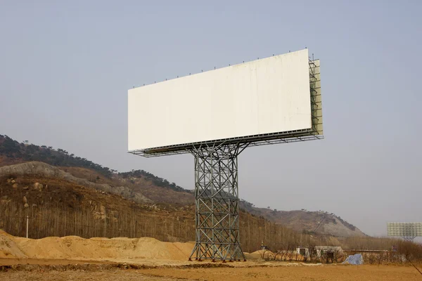 Mavi gökyüzü üzerinde boş büyük billboard