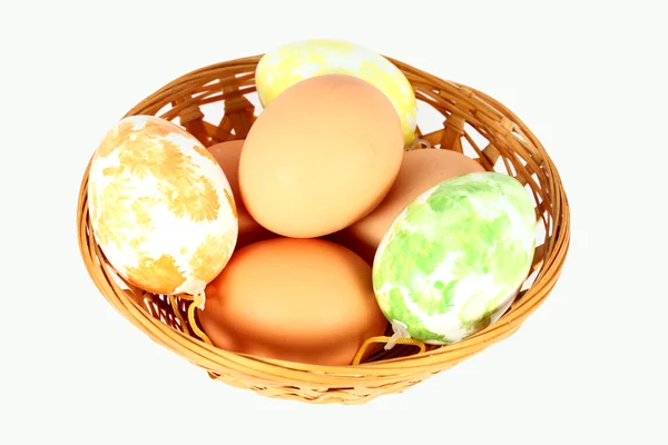 Paskalya yumurtaları içeren sepet — Stok fotoğraf
