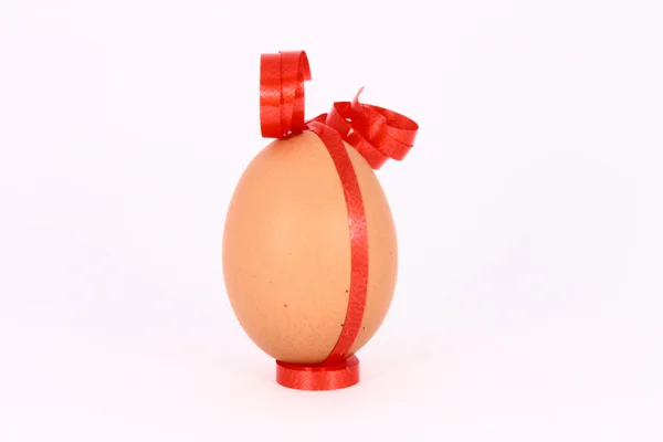 Πασχαλινό αυγό με κόκκινη ταινία — Φωτογραφία Αρχείου