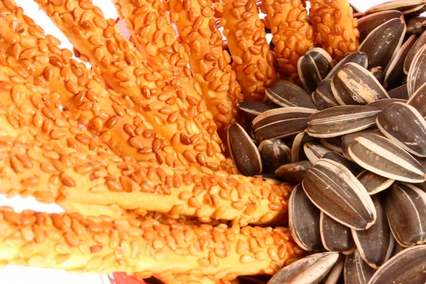 Хлебные палочки на фоне семян кунжута — стоковое фото