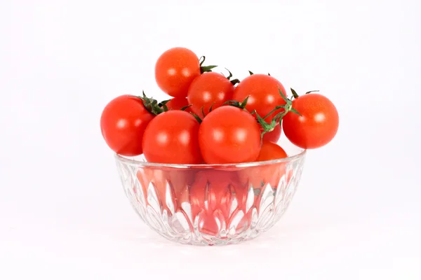 Tomate cereja em tigela de vidro — Fotografia de Stock