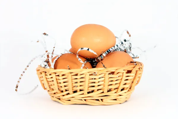 Ägg i en korg — Stockfoto