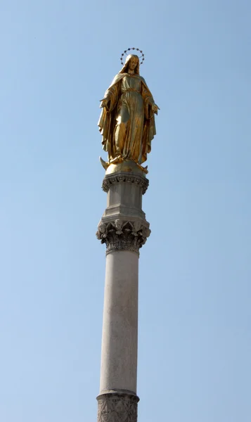 Estátua da Bem-aventurada Virgem Maria — Fotografia de Stock