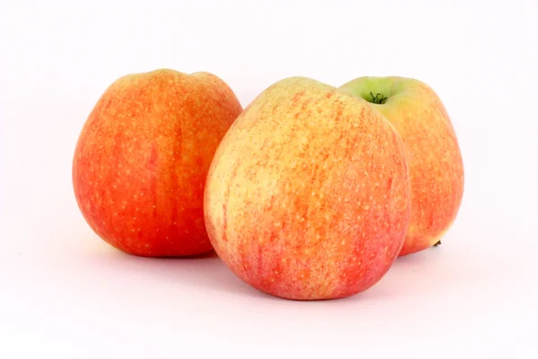 Trzech dojrzałych świeżych czerwonych jabłek — Zdjęcie stockowe