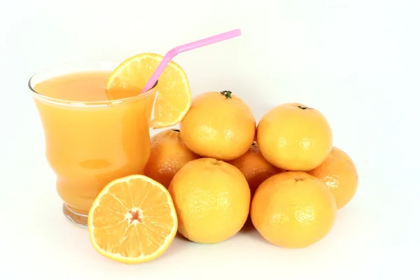 Rijp mandarijnen met SAP — Stockfoto