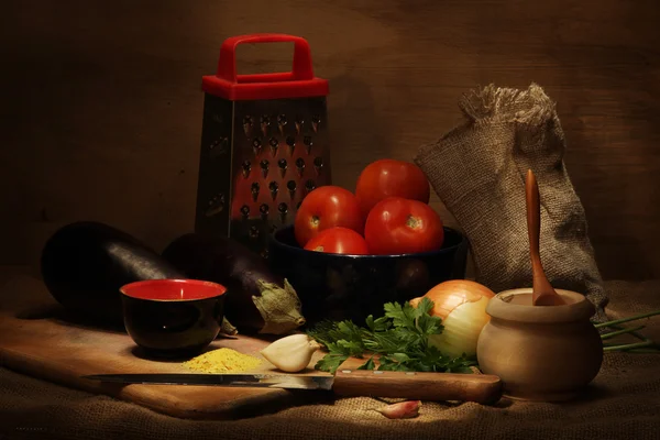 Овощи и посуда — стоковое фото
