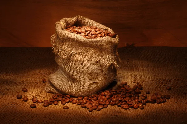 Kaffeesack und Kaffeekörner — Stockfoto
