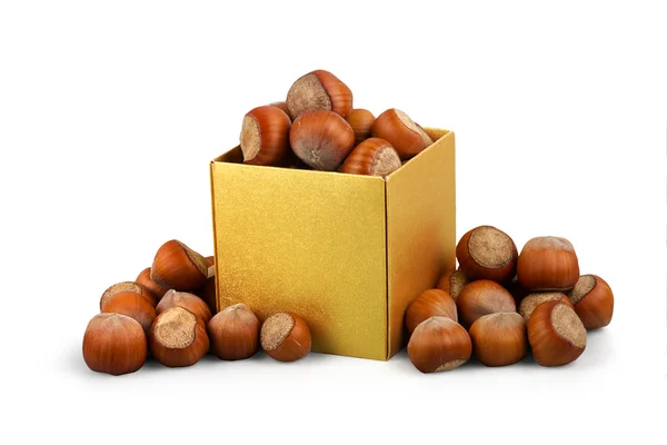 Орехи в золотой коробке — стоковое фото