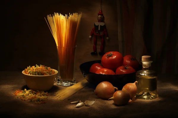 Натюрморт со спагетти — стоковое фото