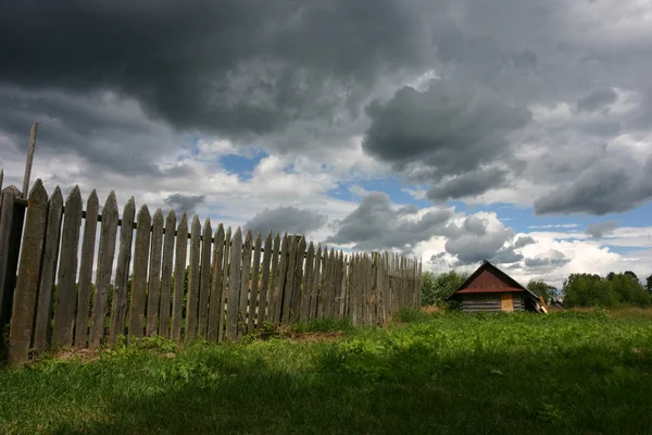 폭풍 아래 작은 집 — 스톡 사진
