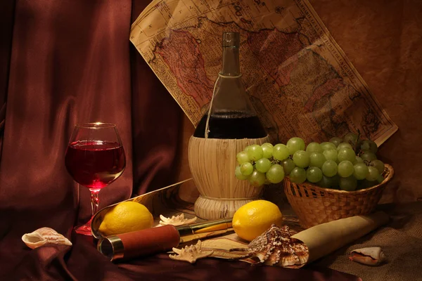 Wein, Früchte und alte Landkarten — Stockfoto