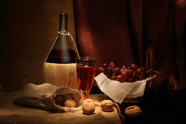 Vinho e nozes — Fotografia de Stock