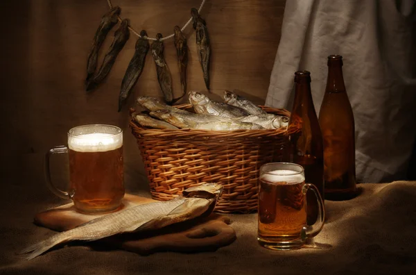 Bier und Fische Stockbild