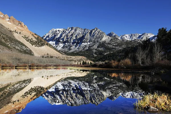 Lago de montaña — Foto de Stock