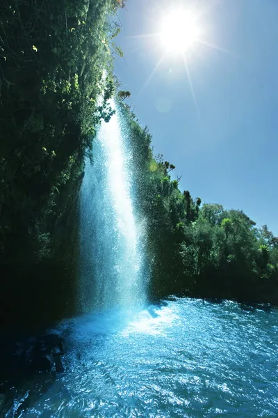Tropische waterval — Stockfoto