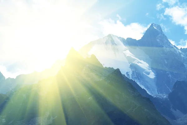 Güneşli dağlar — Stok fotoğraf