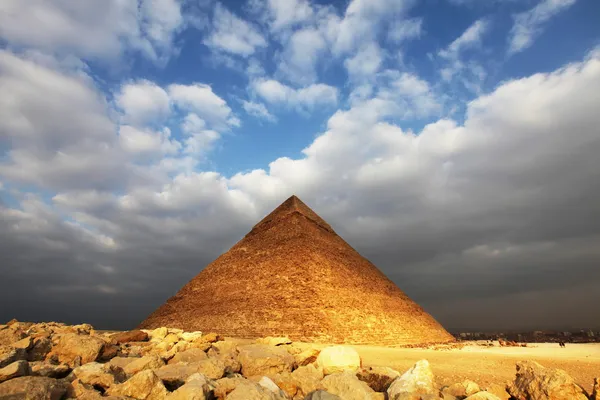 Піраміда — стокове фото