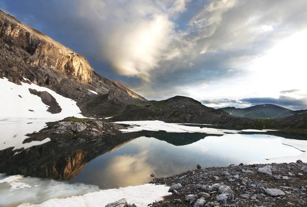 Vysoké hory jezero — Stock fotografie