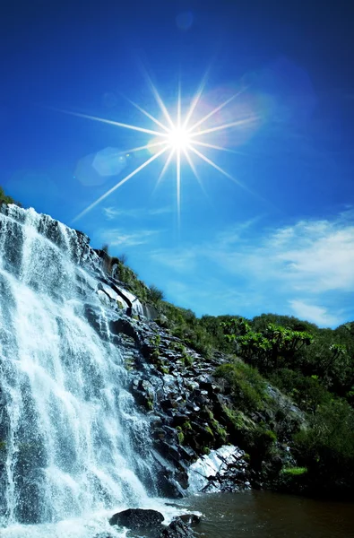 Tropiskt vattenfall — Stockfoto