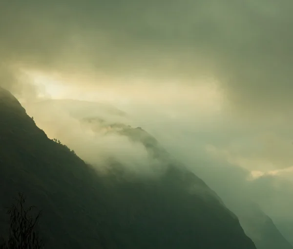 霧の深い山々 — ストック写真