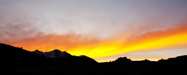 Dağlarda günbatımı üzerinde — Stok fotoğraf