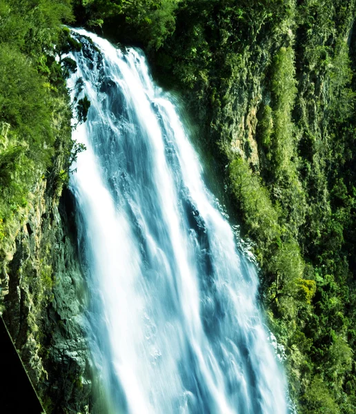 Тропічний водоспад — стокове фото