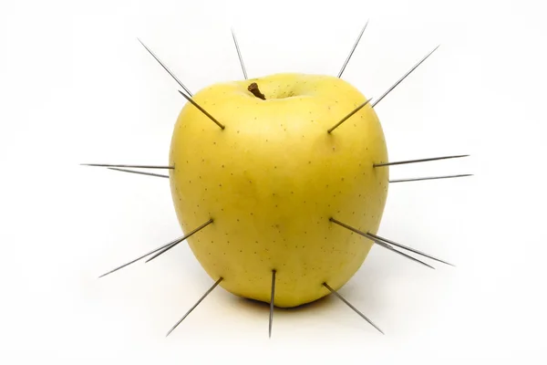 çivili apple üzerinde beyaz izole