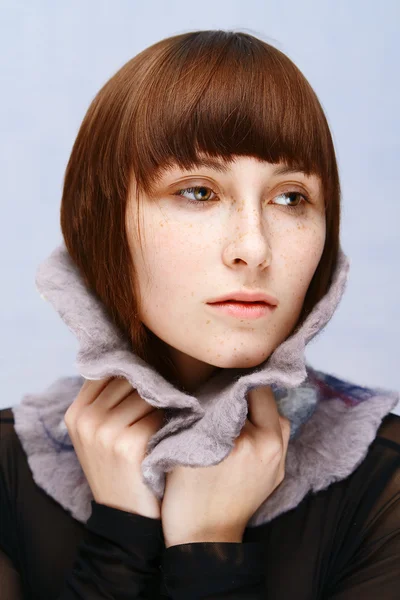 Menina calma com sardas em colar de lã — Fotografia de Stock