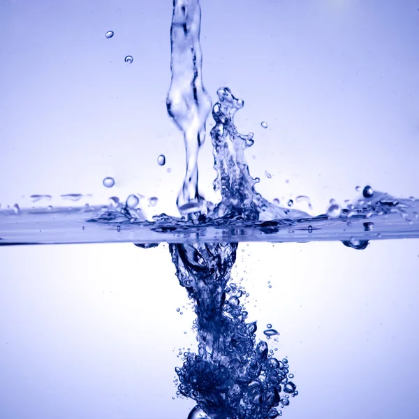 Wasserfunken auf weißem Hintergrund — Stockfoto