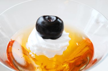 krema ve şeker vişne likörü