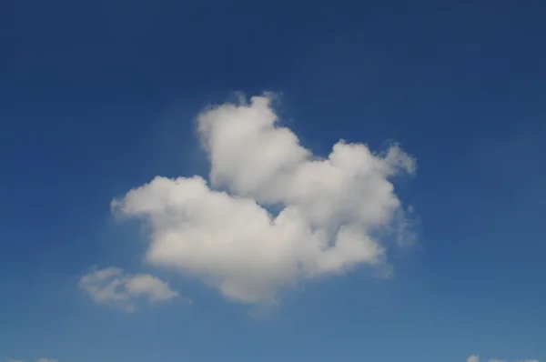 Nube blanca en el cielo azul — Foto de Stock