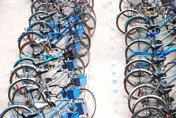 Bike parkování ve velkém městě — Stock fotografie