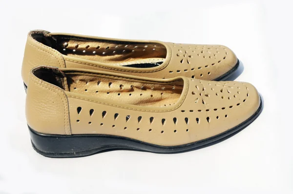Une paire de chaussures en cuir marron clair pour femme sur fond blanc . — Photo