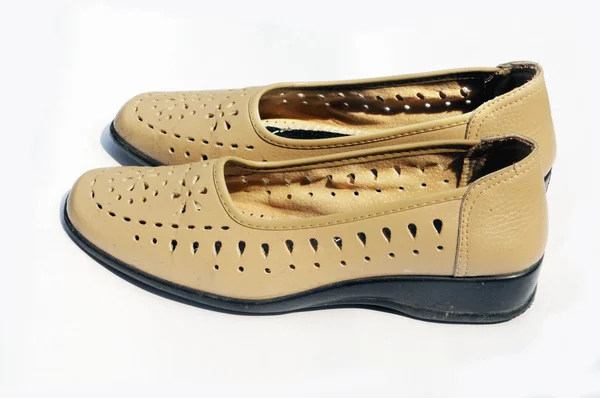 Un par de zapatos de cuero marrón claro de las mujeres sobre fondo blanco . —  Fotos de Stock