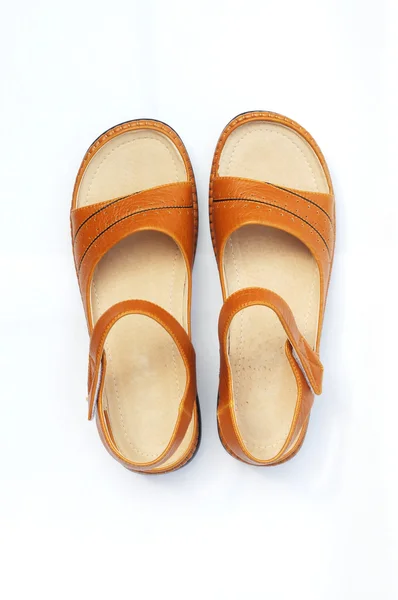 Пара світло-коричневих м'яких шкіряних сандалів для жінок . — стокове фото