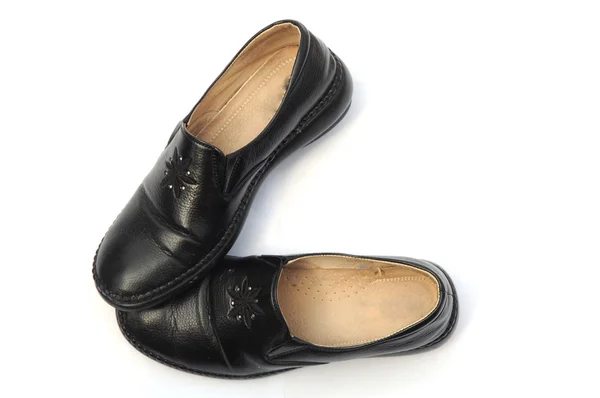 El par de zapatos de cuero viejos con vampiro brillante sobre fondo blanco . —  Fotos de Stock