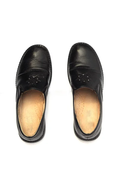El par de zapatos de cuero viejos con vampiro brillante sobre fondo blanco . — Foto de Stock