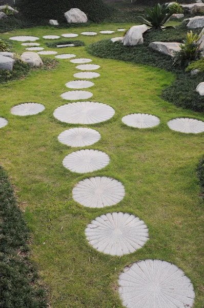 Вигнутий ступінчастий кам'яний шлях у ландшафтному саду . — стокове фото