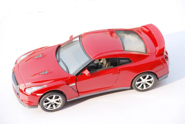 하얀 배경에 따로 떨어져 있는 빨간 자동차 — 스톡 사진