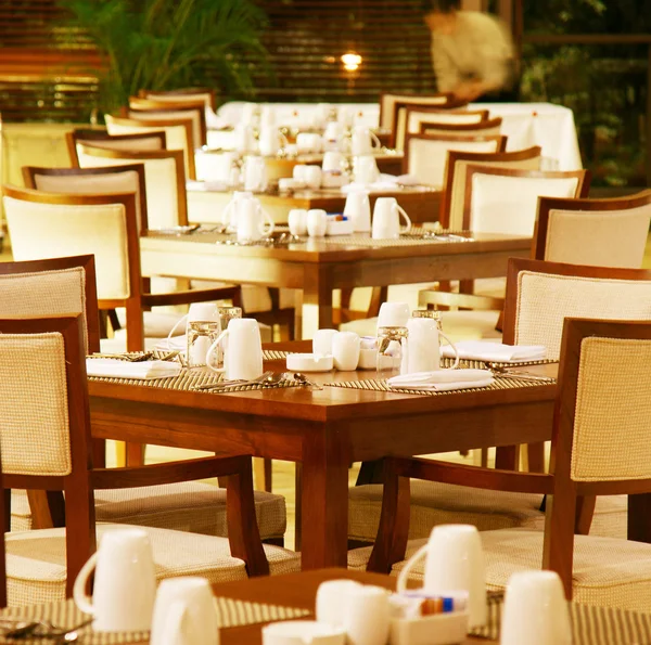Moderne hotel cafetia tabel met diner — Stockfoto