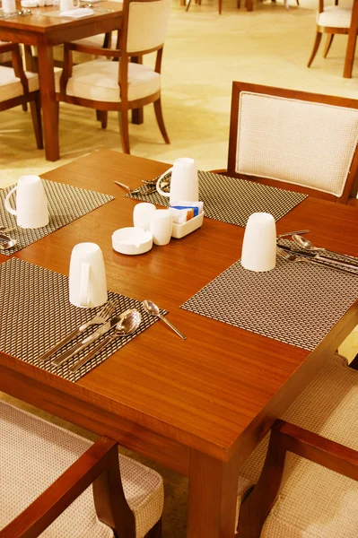 ホテルのカフェテリアのテーブルの設定 — ストック写真