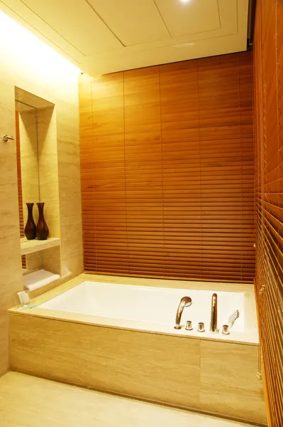 Сучасна ванна кімната з дерев'яною панеллю — стокове фото