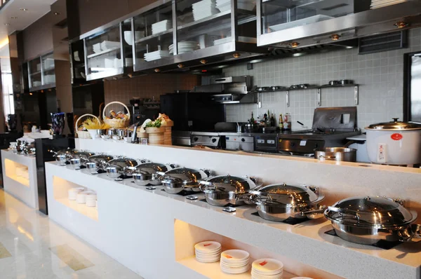 Das Cafeteria-Buffet und die Küche mit vielen verschiedenen Stahl-Utensilien — Stockfoto