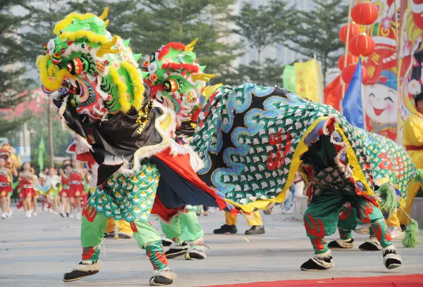 Chinese spelen Leeuwendans — Stockfoto